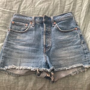 Levis rib cage short size 27 in very good condition